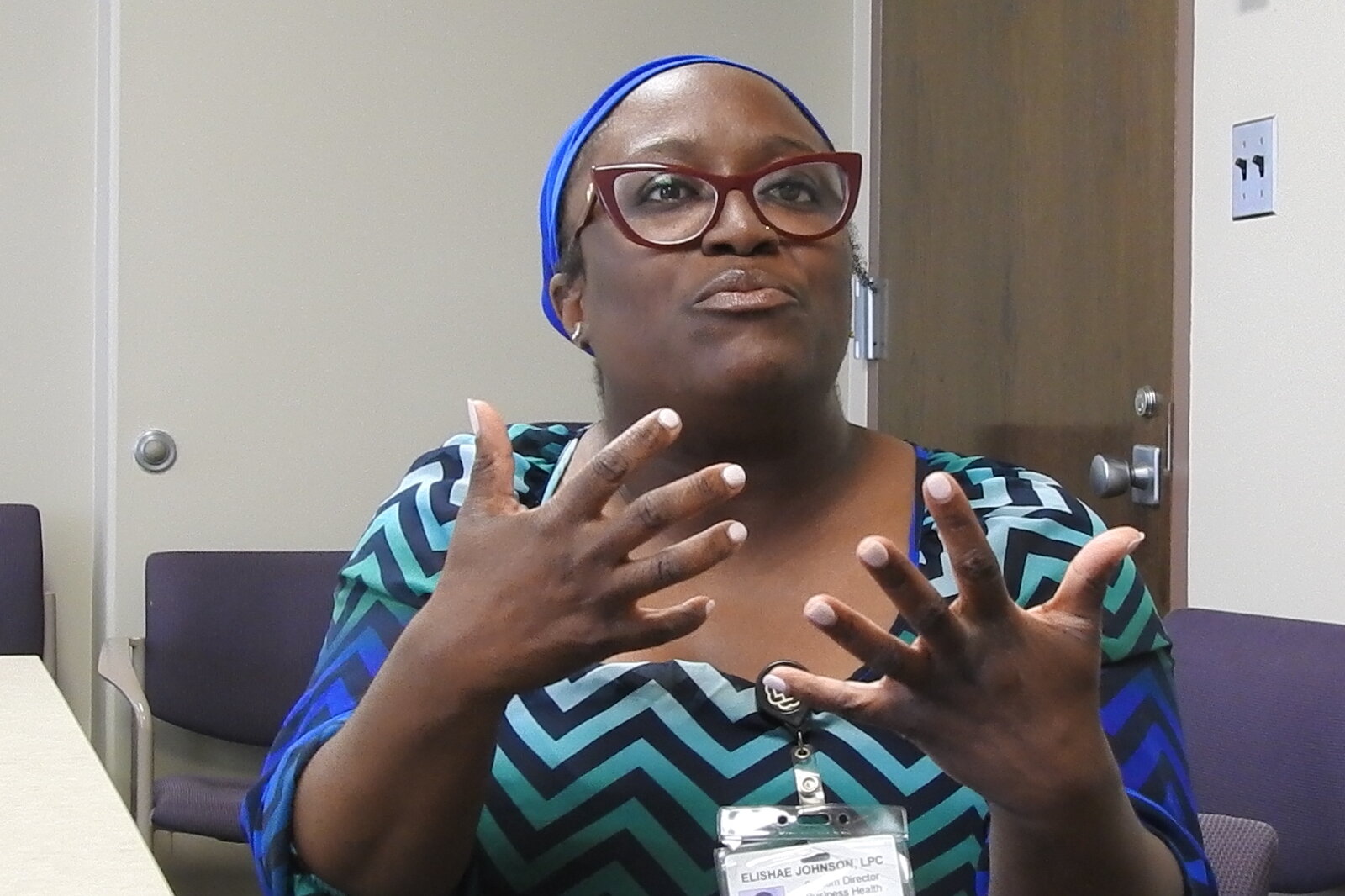 Elishae Johnson, directora de sistema de servicios de salud empresarial en Bronson Healthcare, habla sobre la importancia de los enfermeros practicantes en salud mental psiquiátrica en Bronson Battle Creek Psiquiatría y Salud Mental en mayo.