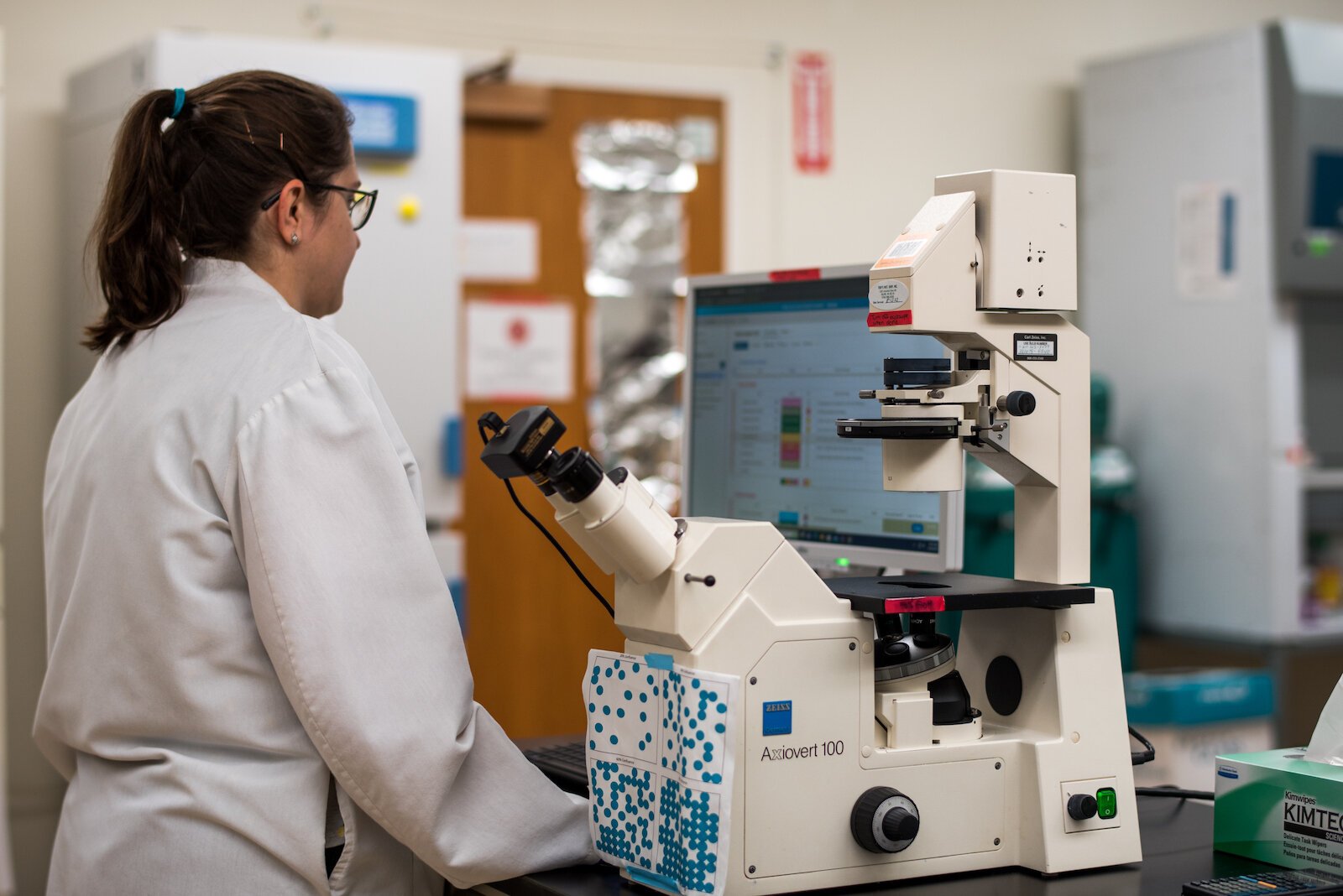 El mes pasado, en Genemarkers de Kalamazoo, Nicole Heiberger, Técnico Superior de Laboratorio, analiza los datos de las pruebas farmacogenómicas en un ordenador del laboratorio de la empresa.