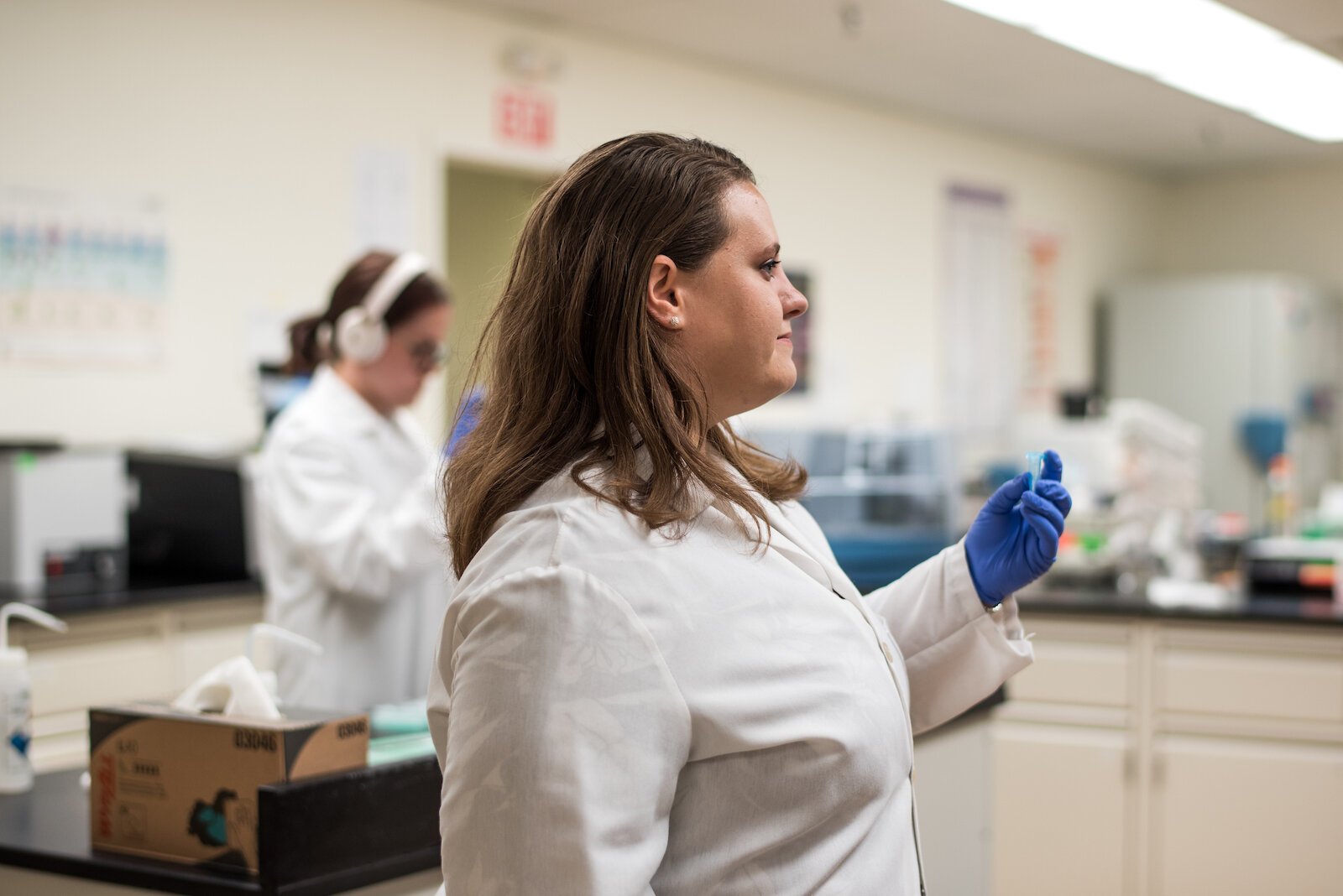 Detrás de una cortina de plástico en una sala de laboratorio de Genemarkers en Kalamazoo Alyson Rembowicz, Técnico Superior de Laboratorio, comprueba la información sobre las muestras de ADN enviadas para las pruebas farmacogenómicas.