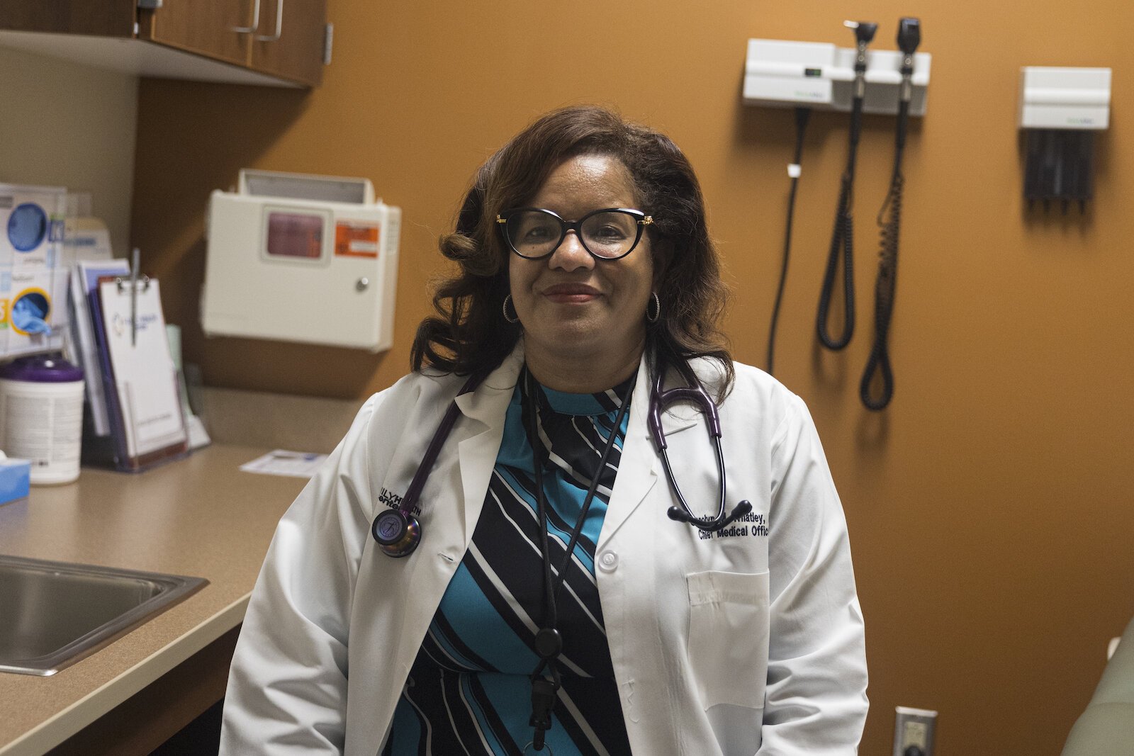La Dra. Carolyn Whatley, Directora General Médica y Vicepresidenta de Asuntos Clínicos del Centro de Salud Familiar, posa para un retrato en Kalamazoo, Michigan, el lunes 25 de septiembre de 2023. (Joel Bissell | MLive.com)