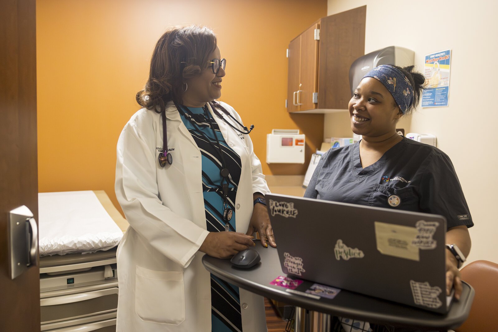 La Dra. Carolyn Whatley, Directora General Médica y Vicepresidenta de Asuntos Clínicos, habla con la asistente médica Latisha Gillespie en Kalamazoo, Michigan, el lunes 25 de septiembre de 2023. (Joel Bissell | MLive.com)