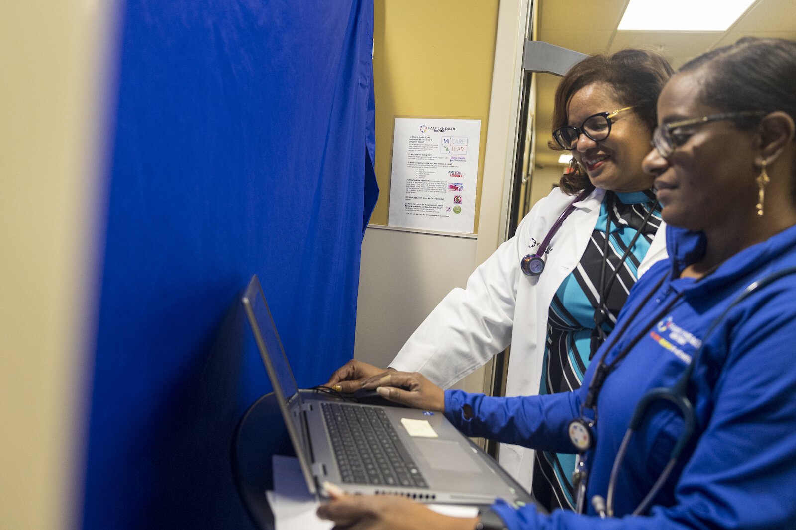 La Dra. Carolyn Whatley, Directora General Médica y Vicepresidenta de Asuntos Clínicos, habla con la asistente médica Gisselle Turman en el Family Health Center de Kalamazoo, Michigan, el lunes 25 de septiembre de 2023. (Joel Bissell | MLive.com)  