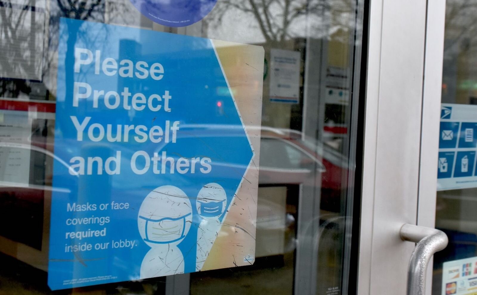 A mask requirement sign at the U.S. Post Office in downtown Battle Creek.