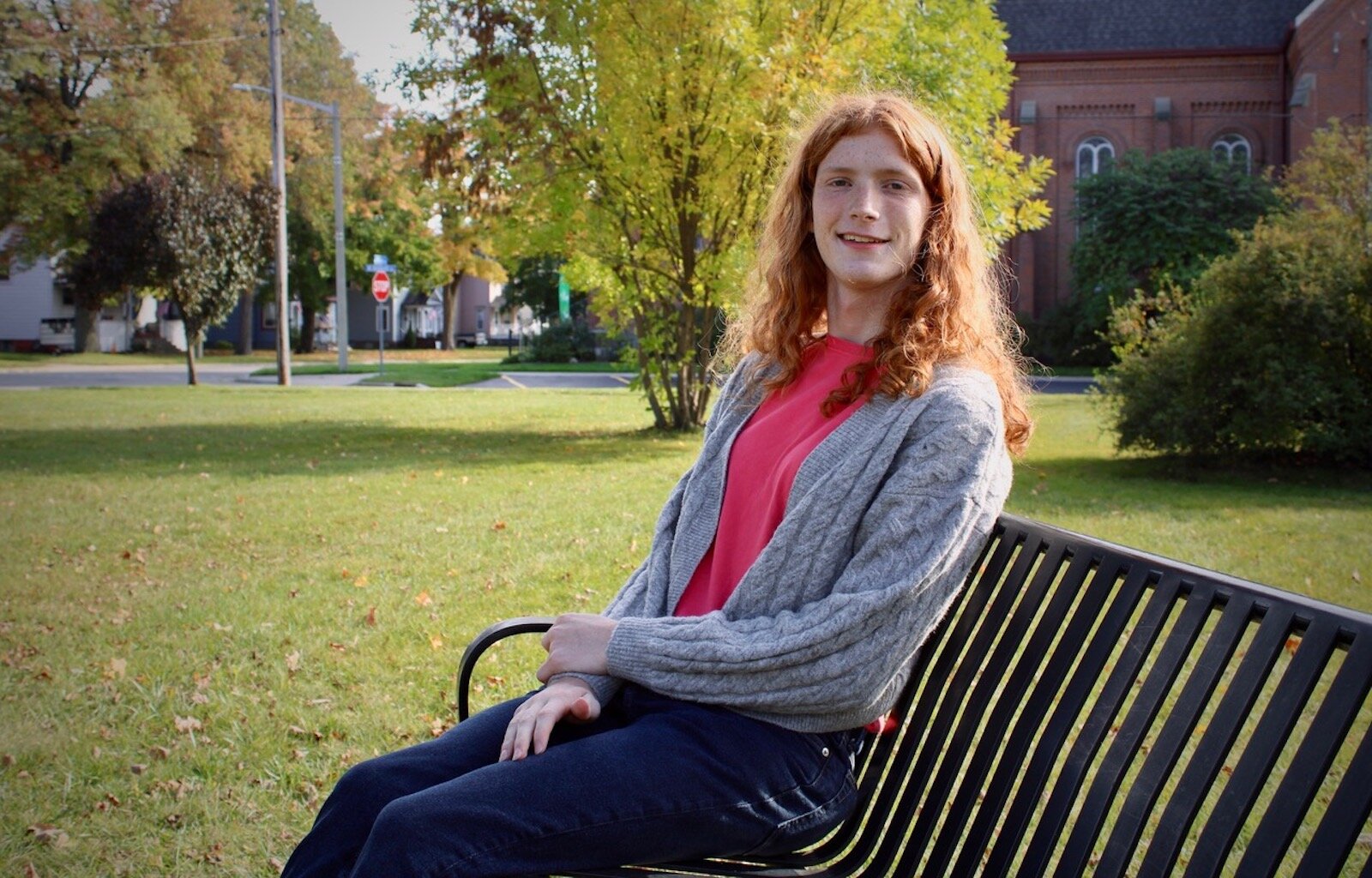 Lia Smallcombe, alumna de 16 años de último año de la escuela Three Rivers High School, compartió su experiencia sobre la transición y el apoyo de su familia: "Pero siempre me dijeron que podía hablar con ellos de cualquier cosa".