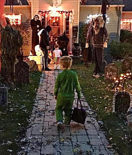 The new website of the Milwood Neighborhood Watch Association is already recruiting entries to its annual Halloween home display contest and setting the stage for a holiday season home display contest.