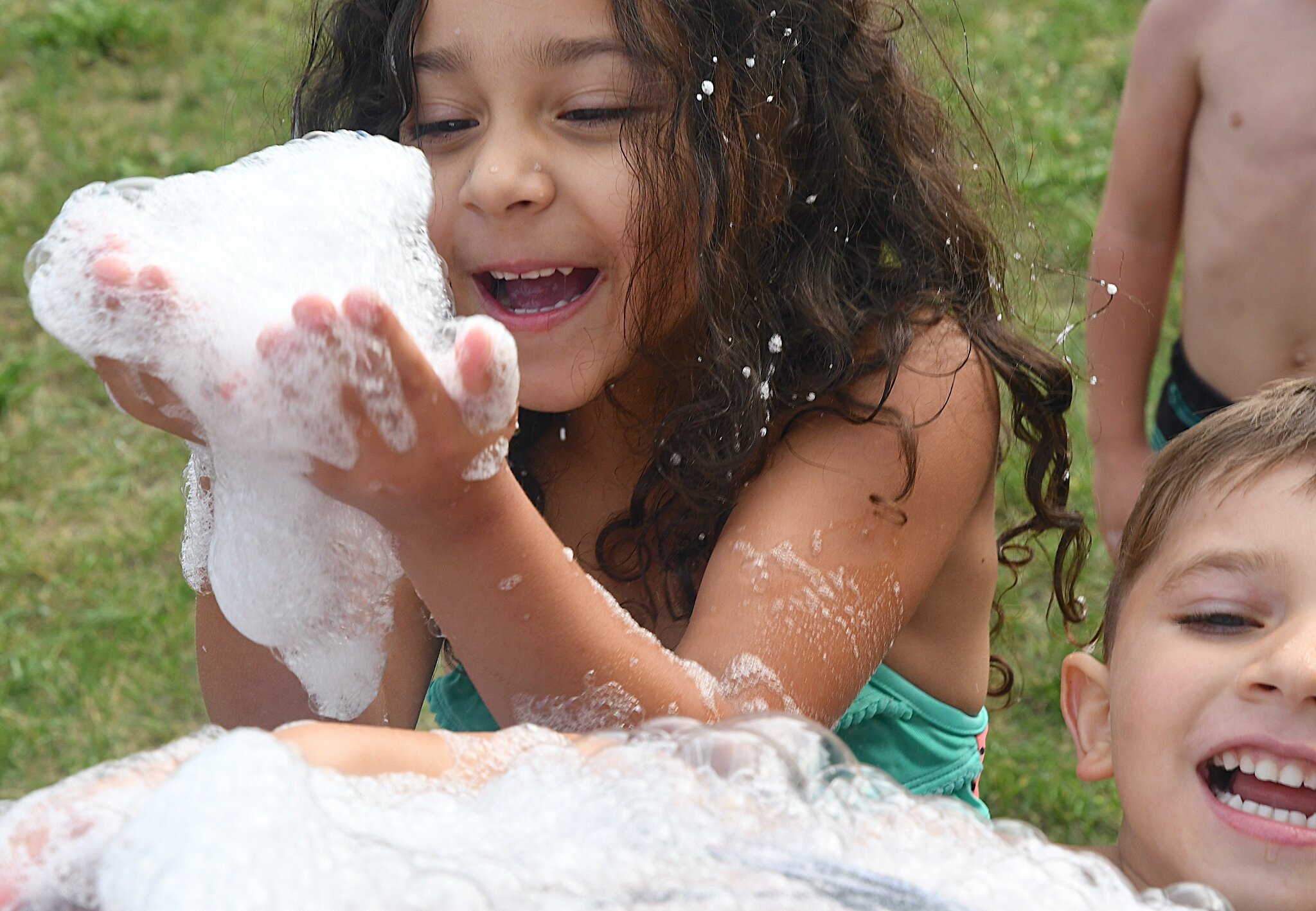 Jazzlyn Cuero, left, and Silas Brown have fun with bubbleds during a morning session at Franklin-Post Elementary School.