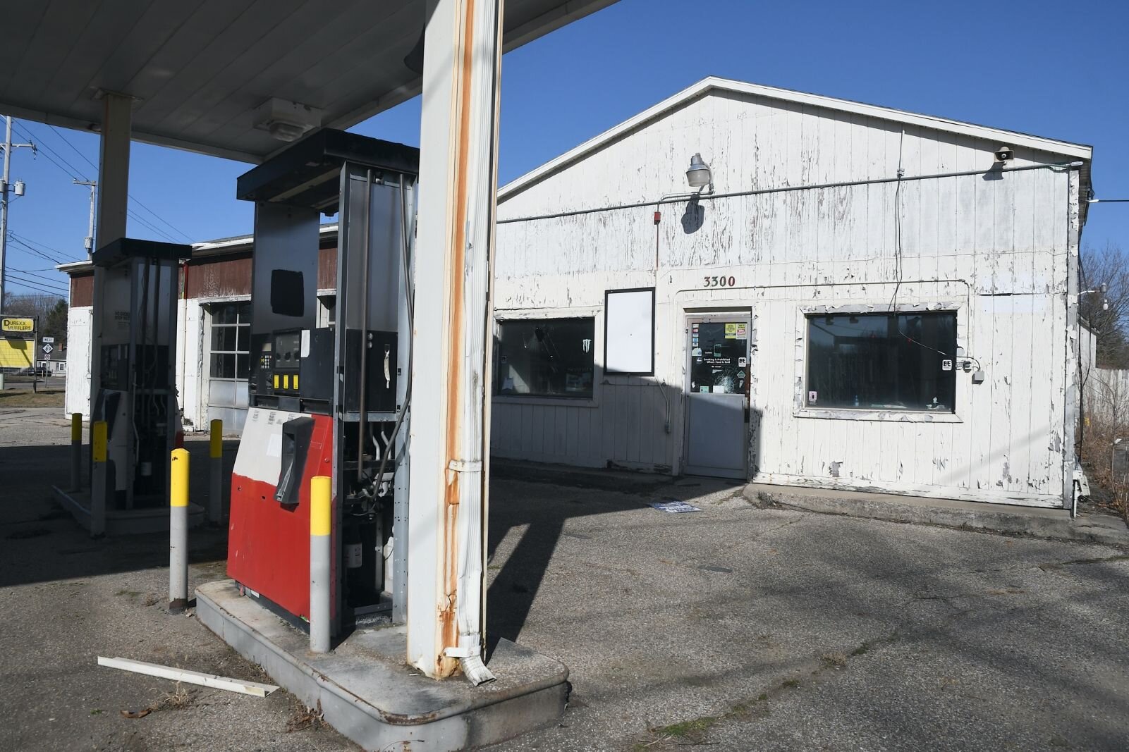 Gas station previously foreclosed in Urbandale at the intersection of West Michigan Avenue, Newburn, and Custer Drive.