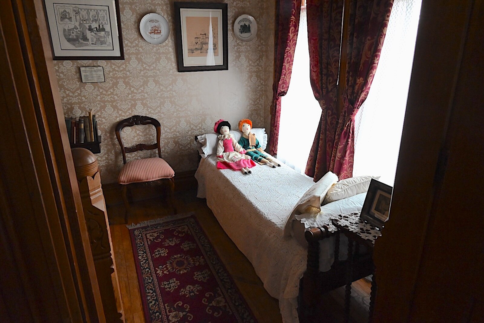 Scene at the top of the stairs on the second floor of Kimball House