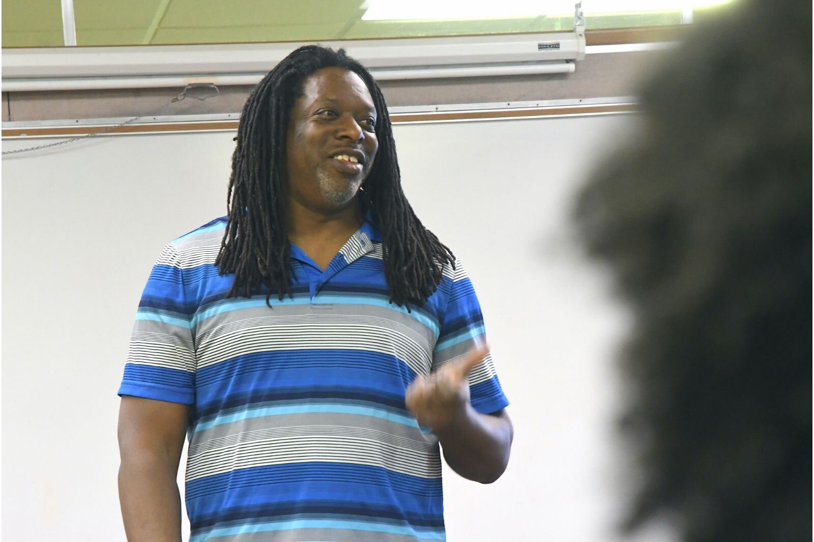 Sean Washington talks with students at the the Calhoun Community High School.