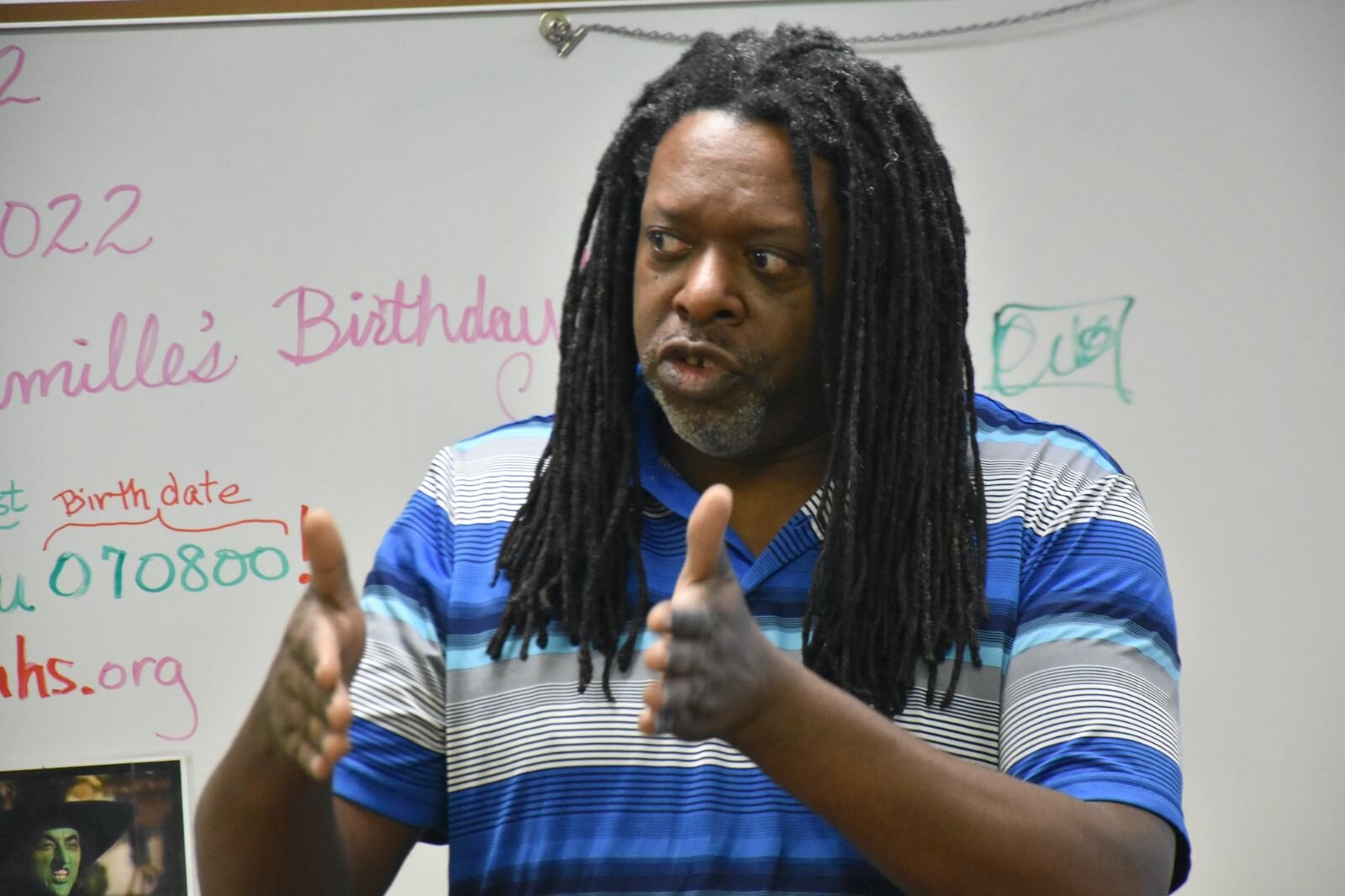 Sean Washington talks with students at the the Calhoun Community High School.