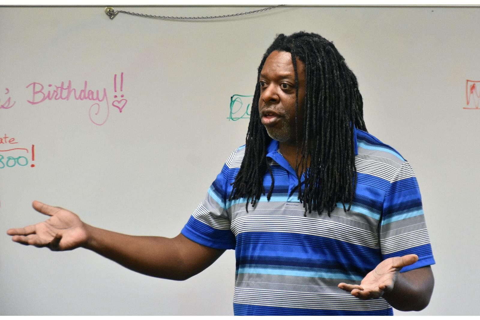 Sean Washington talks with students at the the Calhoun Community High School.