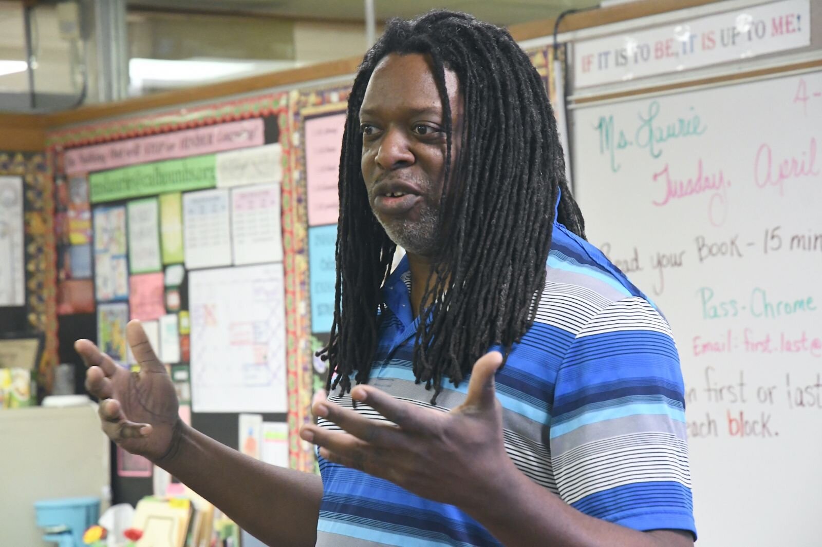 Sean Washington talks with students at the the Calhoun Community High School.