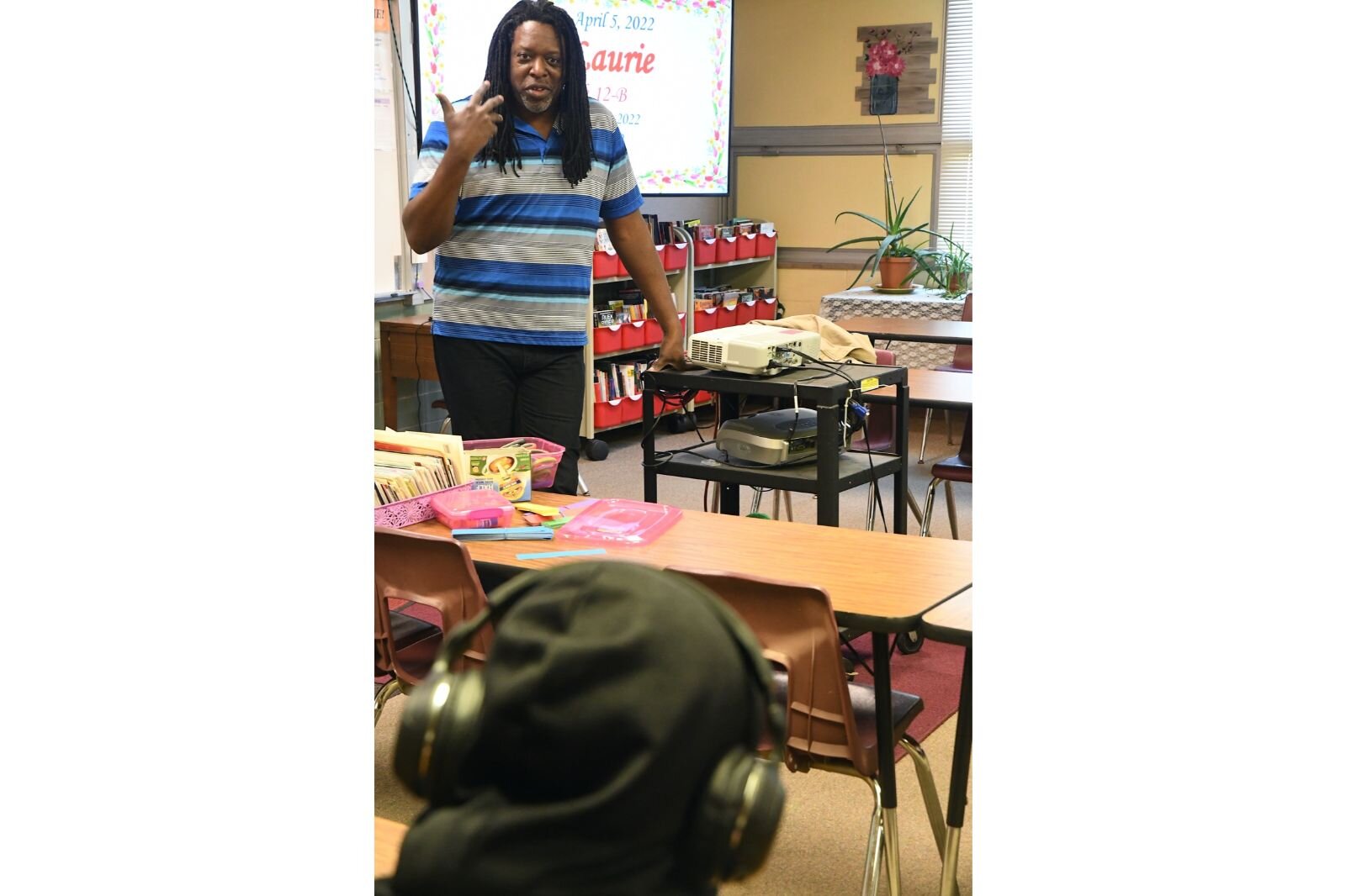 Sean Washington talks with students at the the Calhoun Community High School.