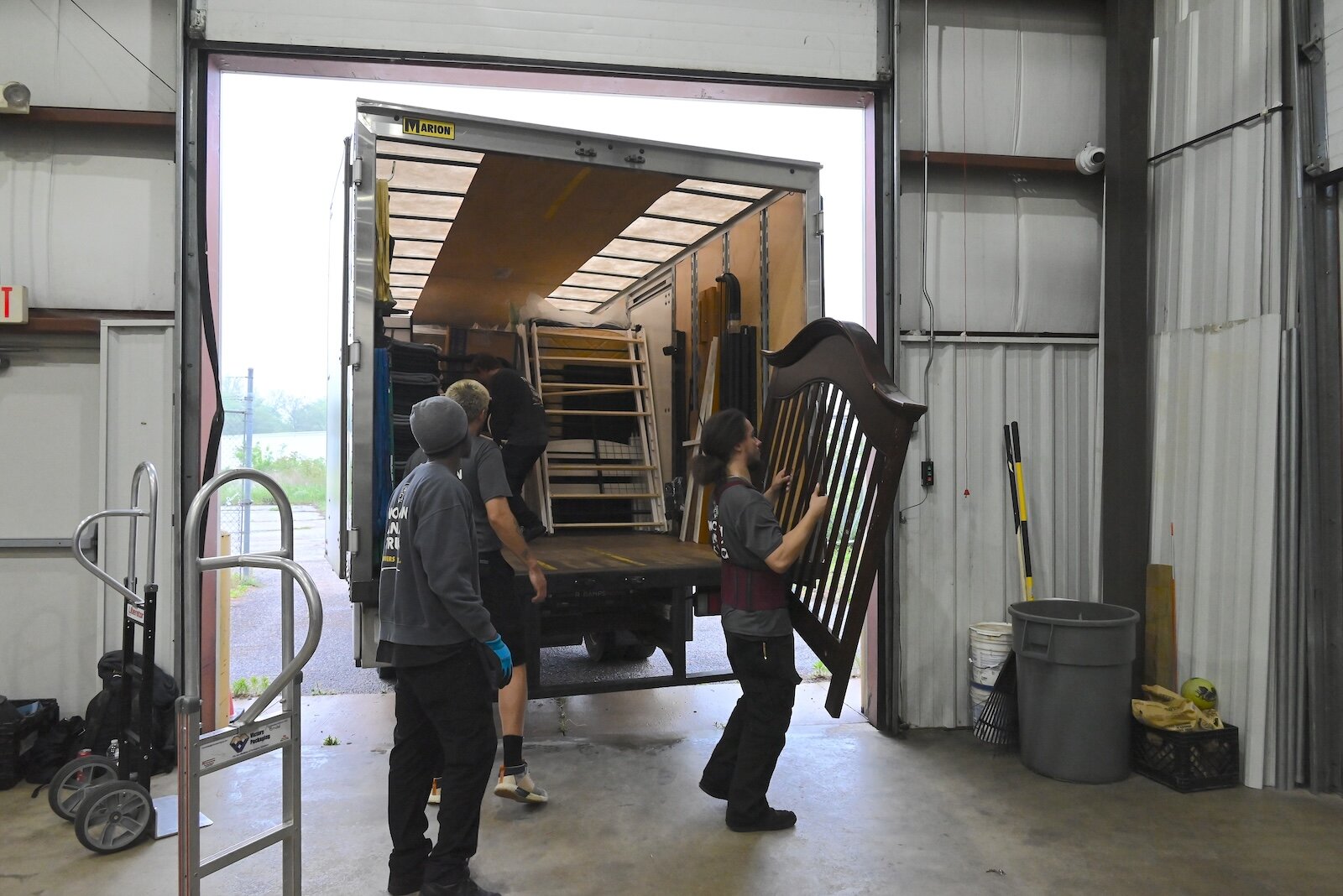 Veterans Helping Veterans used Two Men and a Truck to move them into its new oﬃces.
