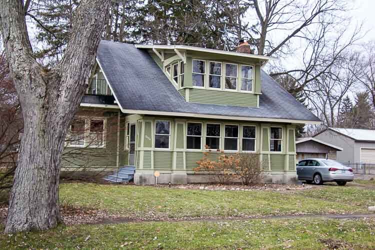 Among houses in the Oakwood Neighborhood are some Sears and Roebuck “prefab” houses, circa 1910. One is at the intersection is this house of Amherst and Madison streets.  