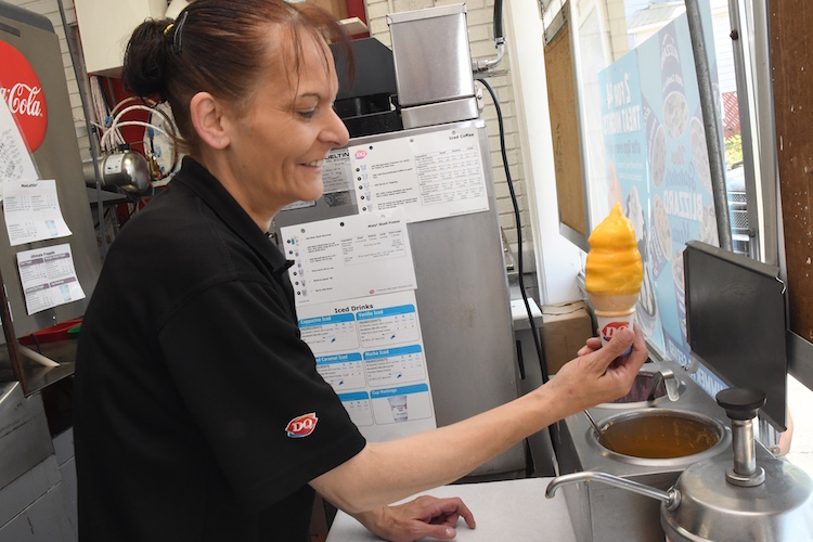 Anita Snell makes a dipped cone.