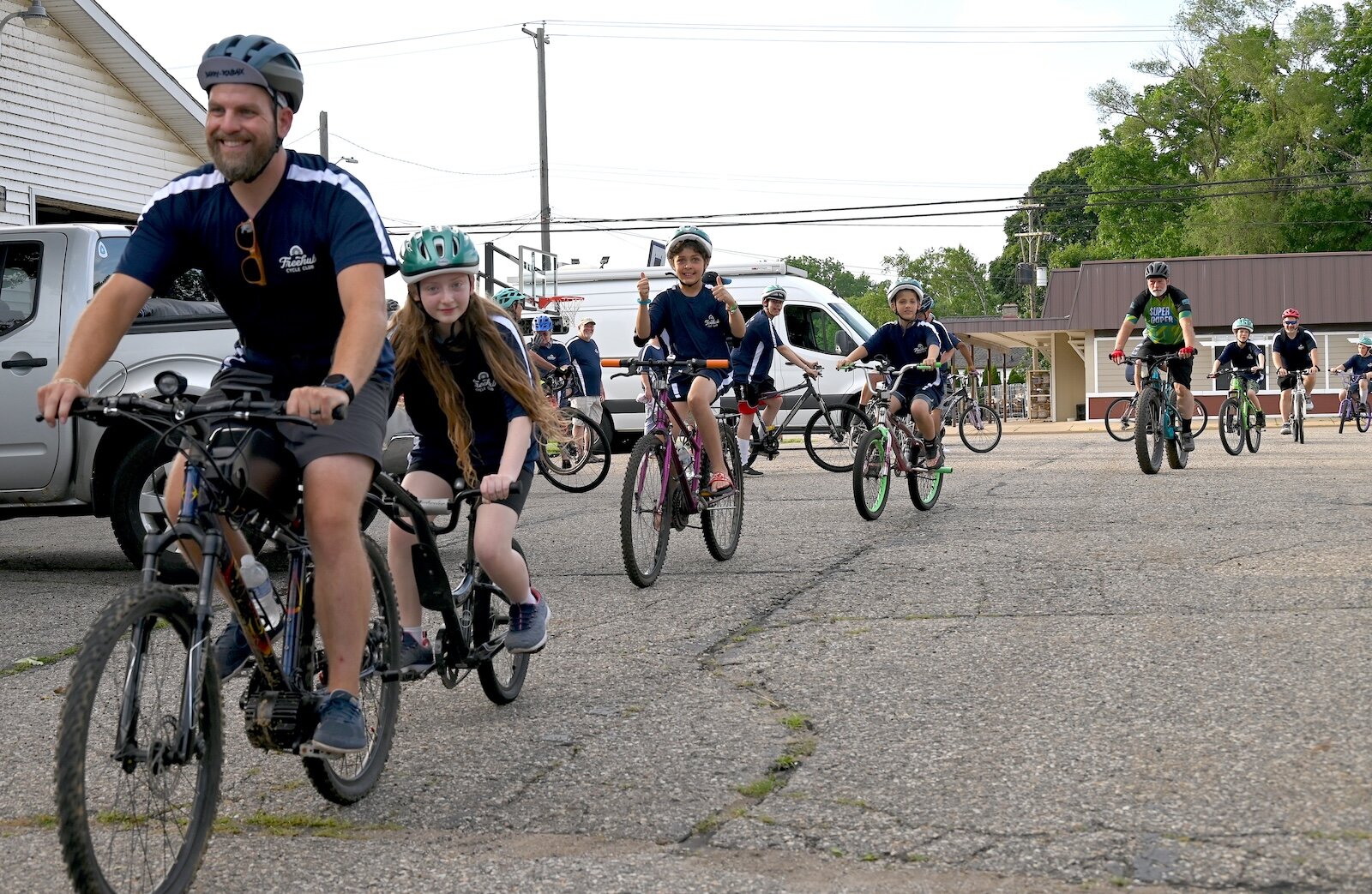 Freehub Cycle Club students and their mentors take oﬀ on their ride.