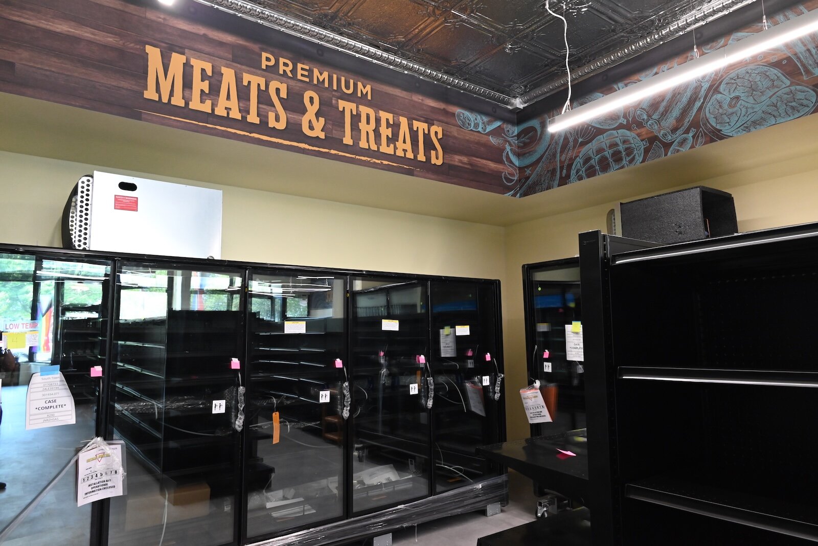 Empty shelves and spaces in the Uproot Market will soon be filled with foodstuﬀs.