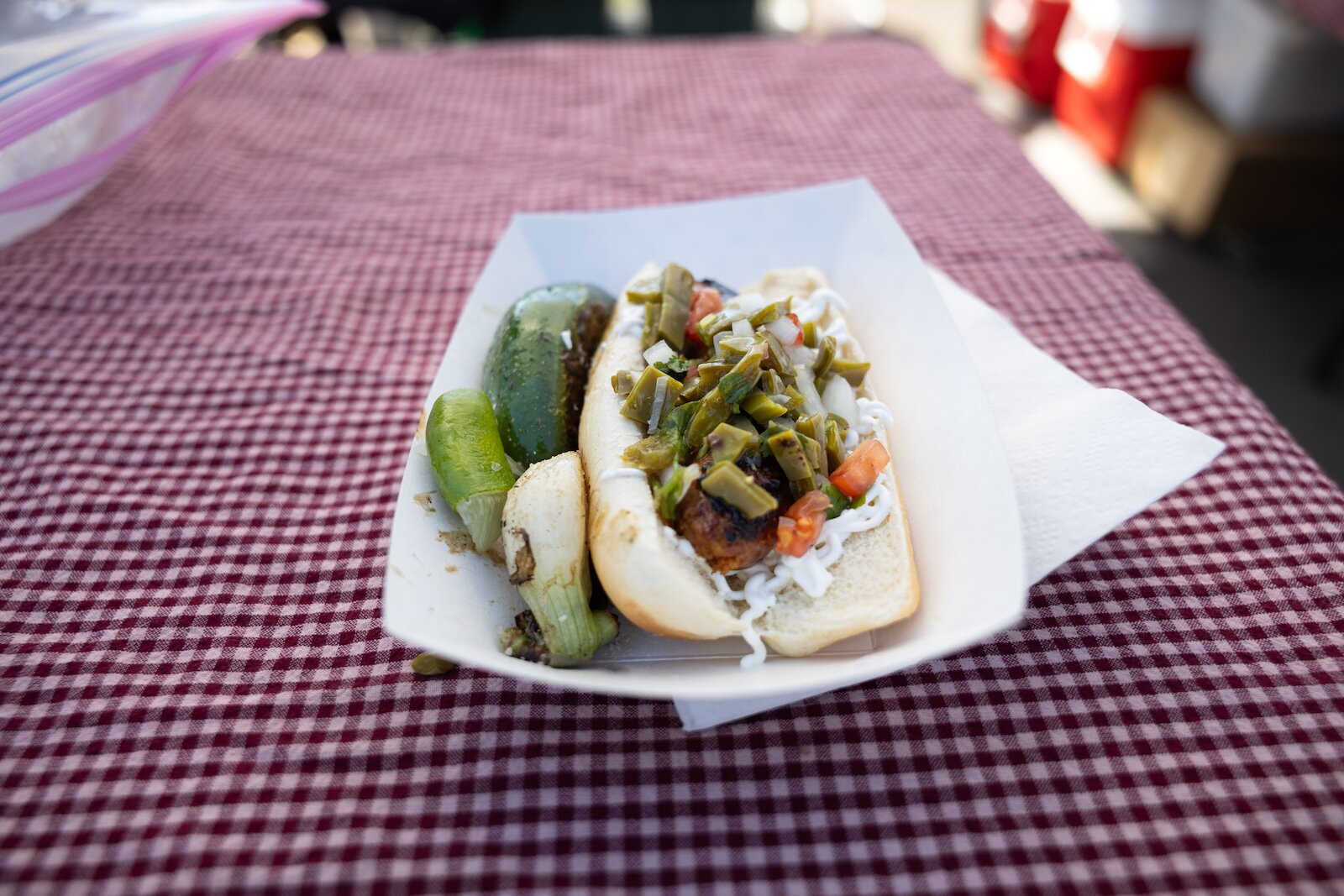 “El Nopalito” – chorizo, nopales, tomate, mayonesa, servido en pan de perro caliente con chile asado, cebolla y limón – es una de las especialidades de Wurst of the West.