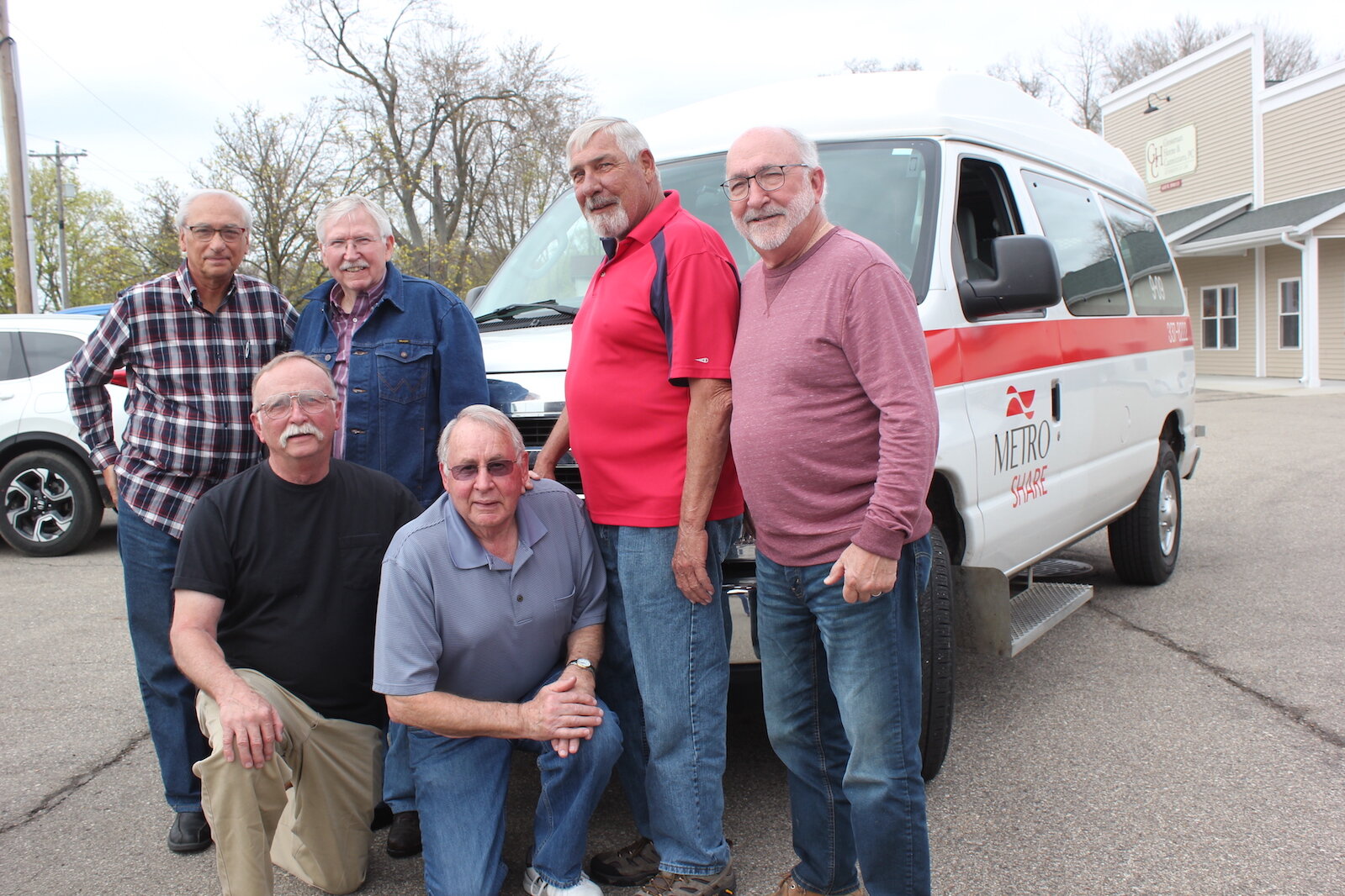 Wes Bittenbender, Dale Holder, Doug Vliek, Dave Carvell, kneeling: Larry Forsyth, Bill Hunt of South County Community Services.