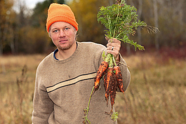 Scott Smith of Wintergreen Farm and freshly picked carrots
